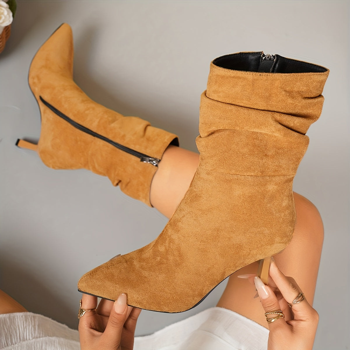 Um par de botas femininas de salto médio fino com bico afiado e capa delicada, elegantes e modernas. Design plissado versátil, perfeito para festas e banquetes, charmoso e chamativo