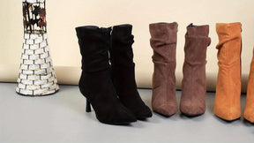 Um par de botas femininas de salto médio fino com bico afiado e capa delicada, elegantes e modernas. Design plissado versátil, perfeito para festas e banquetes, charmoso e chamativo