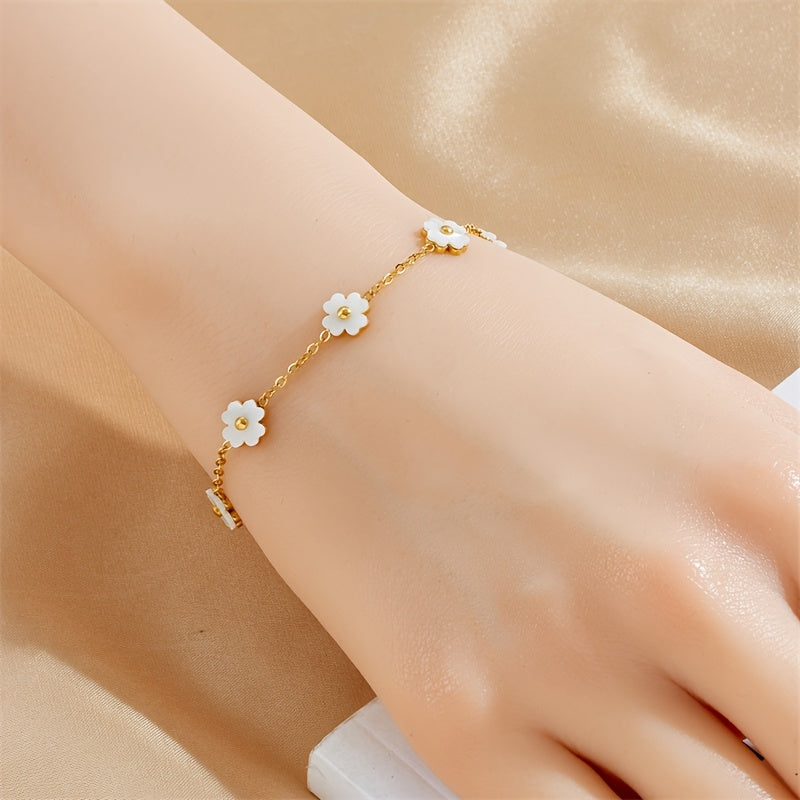 Pulseira elegante de aço inoxidável dourado com brincos de flores brancas - Design minimalista chique para mulheres, perfeito para uso diário ou presente, acessório para todas as estações, pulseira para