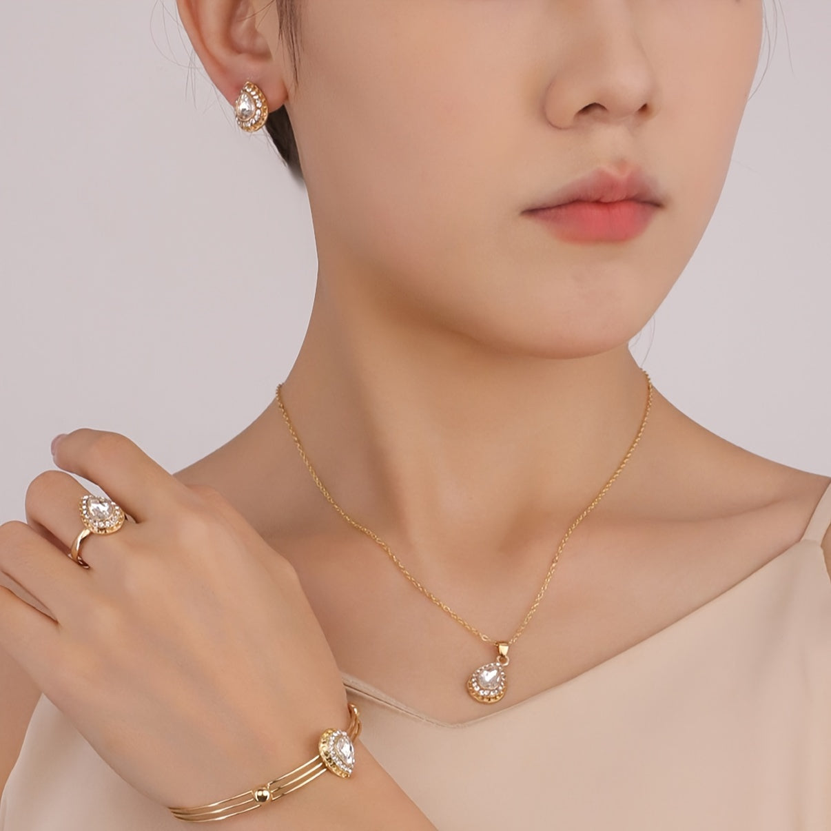 Um conjunto de acessórios de casamento com brincos de pérolas de pedras preciosas minimalistas, luxuosos e elegantes, um colar e um anel, adequados para mulheres em feriados, aniversários, encontros, bailes, banquetes, casamentos, festas, férias, compras e negócios.