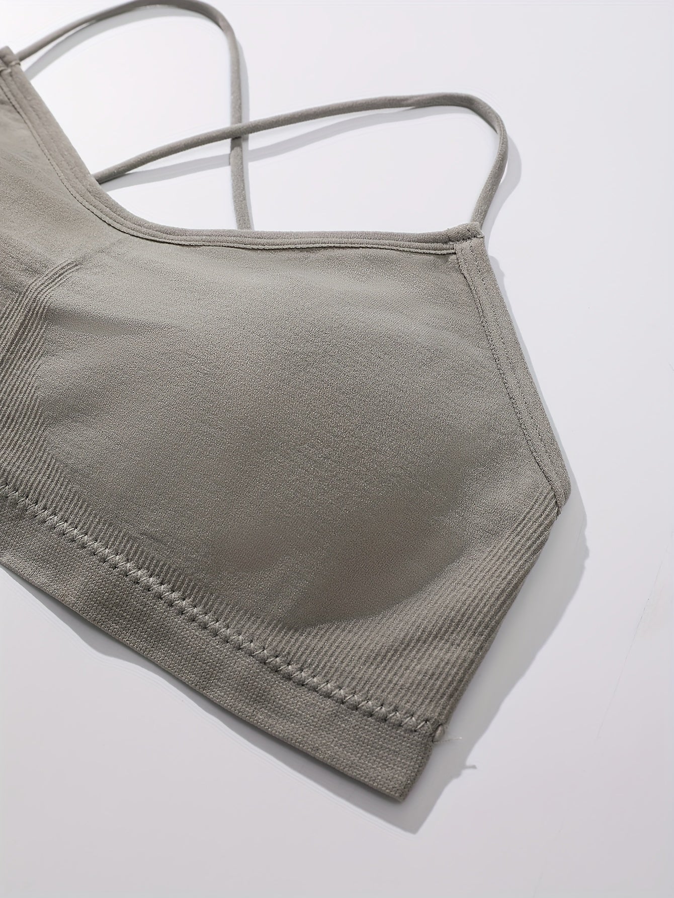 Conjunto de 3 sutiãs sem fio para mulher com um lindo encosto e alças finas.