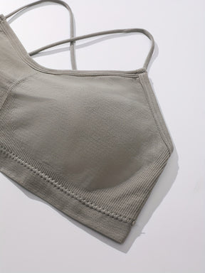 Conjunto de 3 sutiãs sem fio para mulher com um lindo encosto e alças finas.