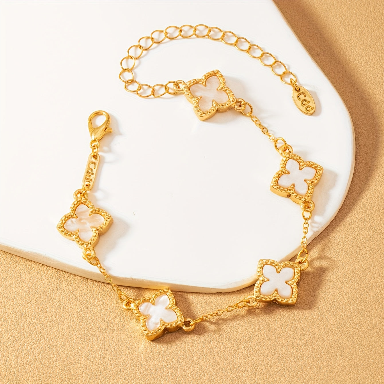 1pc Pulseira Feminina com Charme de Trevo da Sorte - Corrente Elegante Entrelaçada e Delicado, Com Medalhão em Forma Quadrifólio Dourando & Esmaltação Branca – Joia Sofisticata para Uso Diário no Aniversario do Namoro/Dias das Mães/Apreciao ao Professor ou Voltarem às Aulas. Confortável Duravel Estilosa Presente que Simboliza Boas Vibracoes Heranç Irlandesa Ideala Para Eventos Casuais Formalis