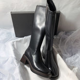 Botas de Cano Alto com Salto Médio e Grossas para Mulher - Cobertura Castanha Sintética com Fecho Lateral, Biqueira Redonda e Sola de Borracha, Forro, Perfeitas para Outono/Inverno, Versáteis para Uso Casual e Formal, botas mulher, botas cano alto, botas cano alto mulher, botas mulher outono, botas mulher elegantes, botas pretas