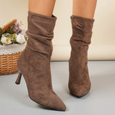 Um par de botas femininas de salto médio fino com bico afiado e capa delicada, elegantes e modernas. Design plissado versátil, perfeito para festas e banquetes, charmoso e chamativo
