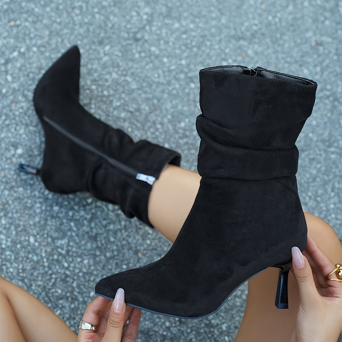 Um par de botas femininas de salto médio fino com bico afiado e capa delicada, elegantes e modernas. Design plissado versátil, perfeito para festas e banquetes, charmoso e chamativo