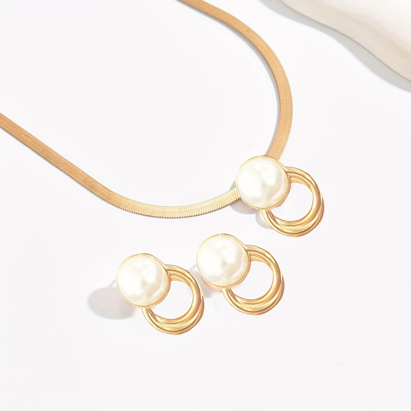 LXALRY Conjunto de Joias Femininas com Pérolas Imitação 3 Peças - Colar de Corrente Cobra Dourada e Brincos Argola com Pérola Branca Falsa, Pulseira Elegante com Pingente Estilo Colar Choker, Presente Versátil para Casamentos, Festas e Dia a Dia