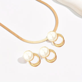 LXALRY Conjunto de Joias Femininas com Pérolas Imitação 3 Peças - Colar de Corrente Cobra Dourada e Brincos Argola com Pérola Branca Falsa, Pulseira Elegante com Pingente Estilo Colar Choker, Presente Versátil para Casamentos, Festas e Dia a Dia