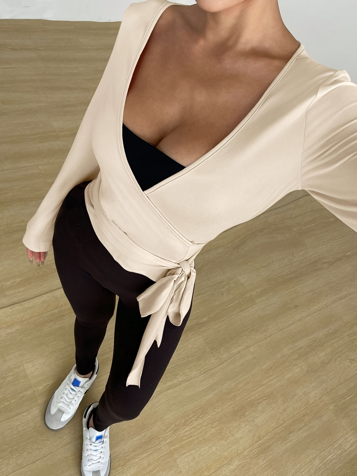 Elegant V-Neck Long Sleeve Crop Top - Soft & Stretchy, Minimalist Design, Perfect for & Fitness, Spring/Summer Fashion, Crop Top|Minimalist Fashion|Stretchy Fabric