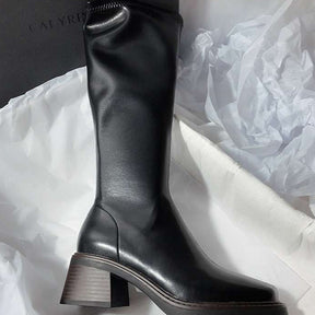 Botas de Cano Alto com Salto Médio e Grossas para Mulher - Cobertura Castanha Sintética com Fecho Lateral, Biqueira Redonda e Sola de Borracha, Forro, Perfeitas para Outono/Inverno, Versáteis para Uso Casual e Formal, botas mulher, botas cano alto, botas cano alto mulher, botas mulher outono, botas mulher elegantes, botas pretas