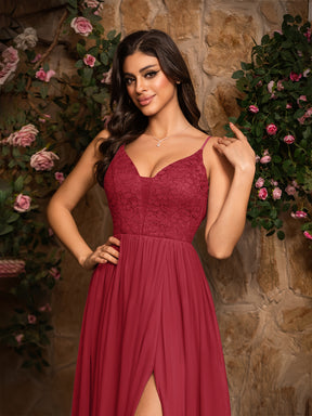 Elegante Vestido de Festa Roxo Escuro Brilhante Sem Mangas com Decote em V e Racha Alta, Ideal para Encontros Românticos, Eventos de Moda, Bailes e Cerimónias de Formatura.
