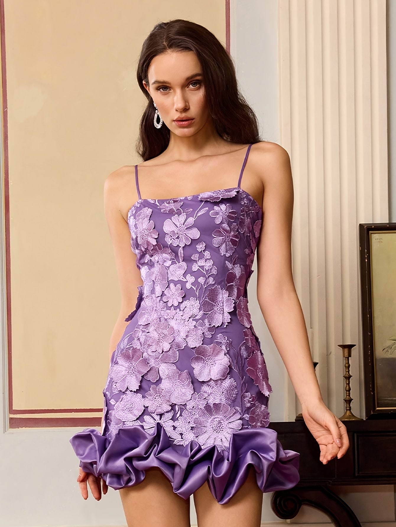 Vestido justo sem alças com bordado floral para a primavera/verão