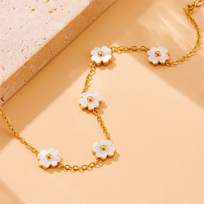 Pulseira elegante de aço inoxidável dourado com brincos de flores brancas - Design minimalista chique para mulheres, perfeito para uso diário ou presente, acessório para todas as estações, pulseira para