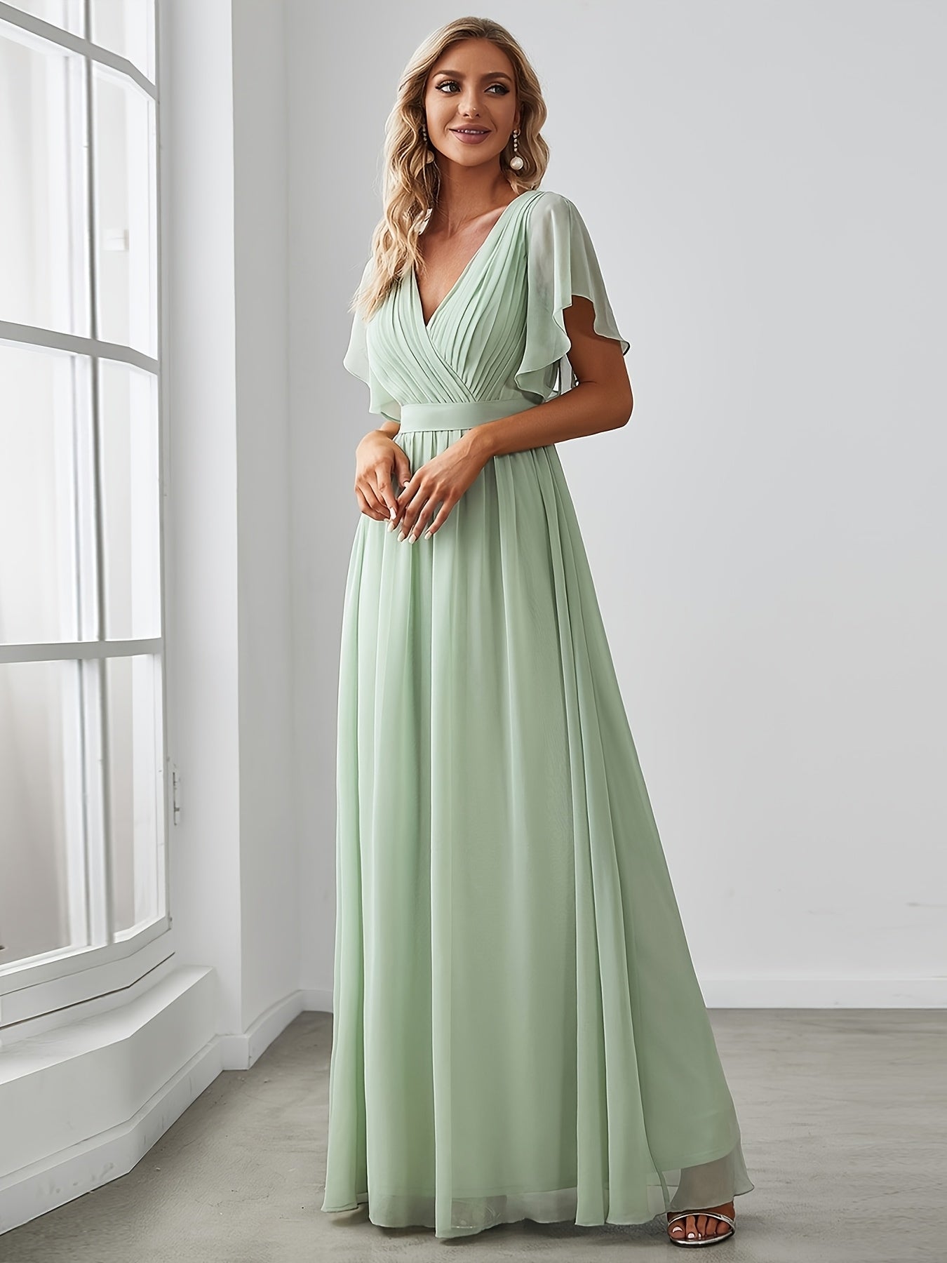 Vestido de casamento elegante em verde sálvia para mulheres - Vestido formal de dama de honra com decote em V, bainha arredondada, laço ajustável nas costas, silhueta em linha A para noivas, bailes, eventos especiais - Roupa formal leve para festas, vestido de baile, mangas borboleta, textura delicada, roupa de noite
