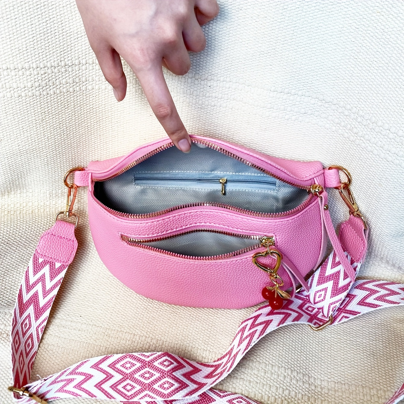 Bolsa de ombro boémia para mulheres com bloco de cores e charme de cereja - Alça ajustável, fecho de correr, forro de poliéster, perfeita para uso diário ou corrida desportiva, bolsa de ombro, acessório casual, pompon decorativo, fecho de correr durável