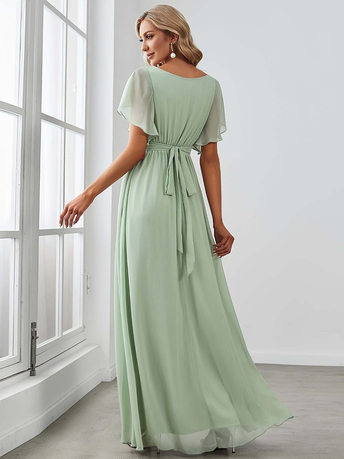 Vestido de casamento elegante em verde sálvia para mulheres - Vestido formal de dama de honra com decote em V, bainha arredondada, laço ajustável nas costas, silhueta em linha A para noivas, bailes, eventos especiais - Roupa formal leve para festas, vestido de baile, mangas borboleta, textura delicada, roupa de noite