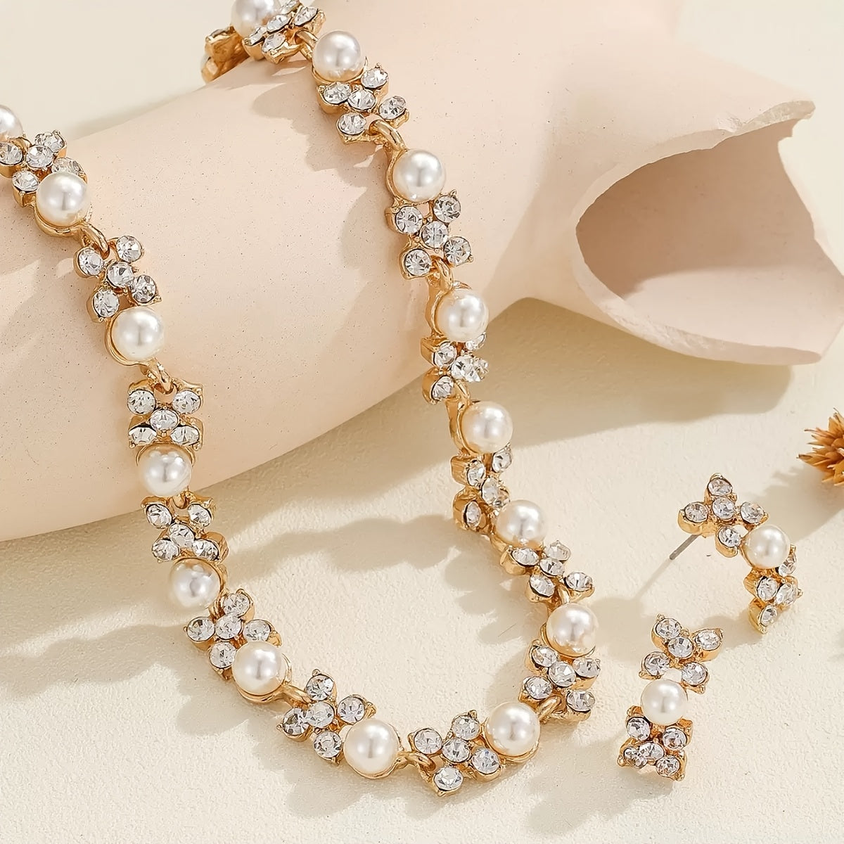 Conjunto de Colar e Brincos de Estilo Rosa Exclusivo: Inclui um Colar e Brincos de Tonalidade Dourada Inspirados na Rosa. Escolha Elegante para Mulheres, Perfeita para Uso Diário ou Ocasiões Festivas, Ideal Presente para Senhoras, Coleção de Jóias Bonitas, Conjunto de Colar e Brincos de Pérolas, Conjunto de Colar de Pérolas, Conjunto de Brincos de Pérolas, Colar para Mulheres, Brincos para Mulheres, Jóias Fina Elegante para Mulheres, Conjunto de Jóias para Mulheres, Acessórios para Mulheres