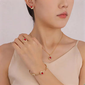 Um conjunto de acessórios de casamento com brincos de pérolas de pedras preciosas minimalistas, luxuosos e elegantes, um colar e um anel, adequados para mulheres em feriados, aniversários, encontros, bailes, banquetes, casamentos, festas, férias, compras e negócios.