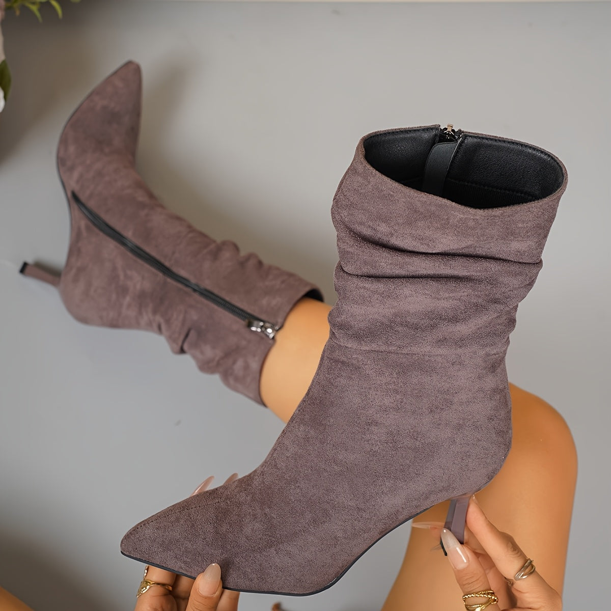 Um par de botas femininas de salto médio fino com bico afiado e capa delicada, elegantes e modernas. Design plissado versátil, perfeito para festas e banquetes, charmoso e chamativo