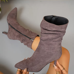 Um par de botas femininas de salto médio fino com bico afiado e capa delicada, elegantes e modernas. Design plissado versátil, perfeito para festas e banquetes, charmoso e chamativo