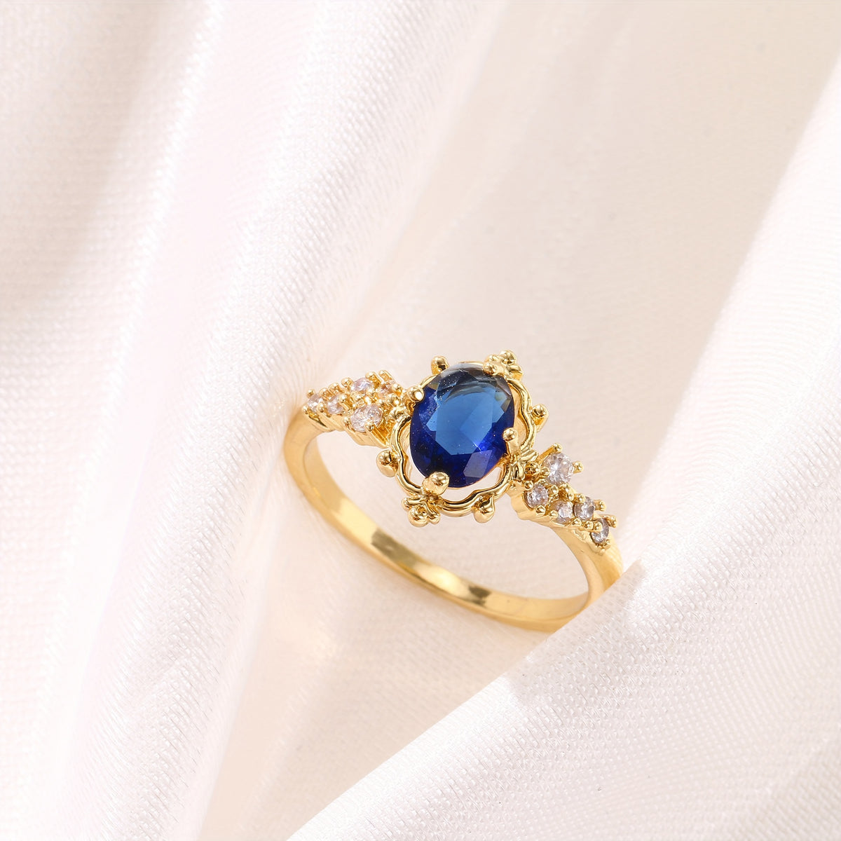 Anel de cobre dourado 18K com estilo vintage elegante, adornado com ametista roxa e zircônia sintética, ideal para mulheres - Joia de moda versátil para uso diário e presentes.