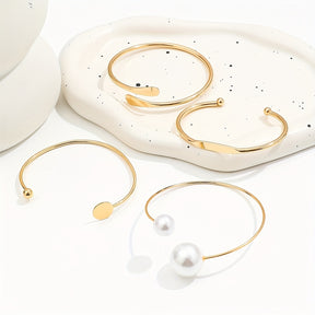 4 Peças Conjunto de Pulseira KC Banhada a Ouro com Pérola Imitação e Bracelete para Mulheres - Elegante Jogo Interligado em Argola Aberta, Joias Empilháveis Com Pérola Falsa, Contas Douradas, Casamento, Festas ou Looks Causais (Não Precisa Medir o Tamanho), Pulseiras para Mulheres, Pulseiras Para Mulheres, Pulseira Para Mulheres, Anéis Para Mulheres, Pulseiras de Bangles para Mulheres, Joias de Pérola para Mulheres, Pulseira de Mão para Mulheres,