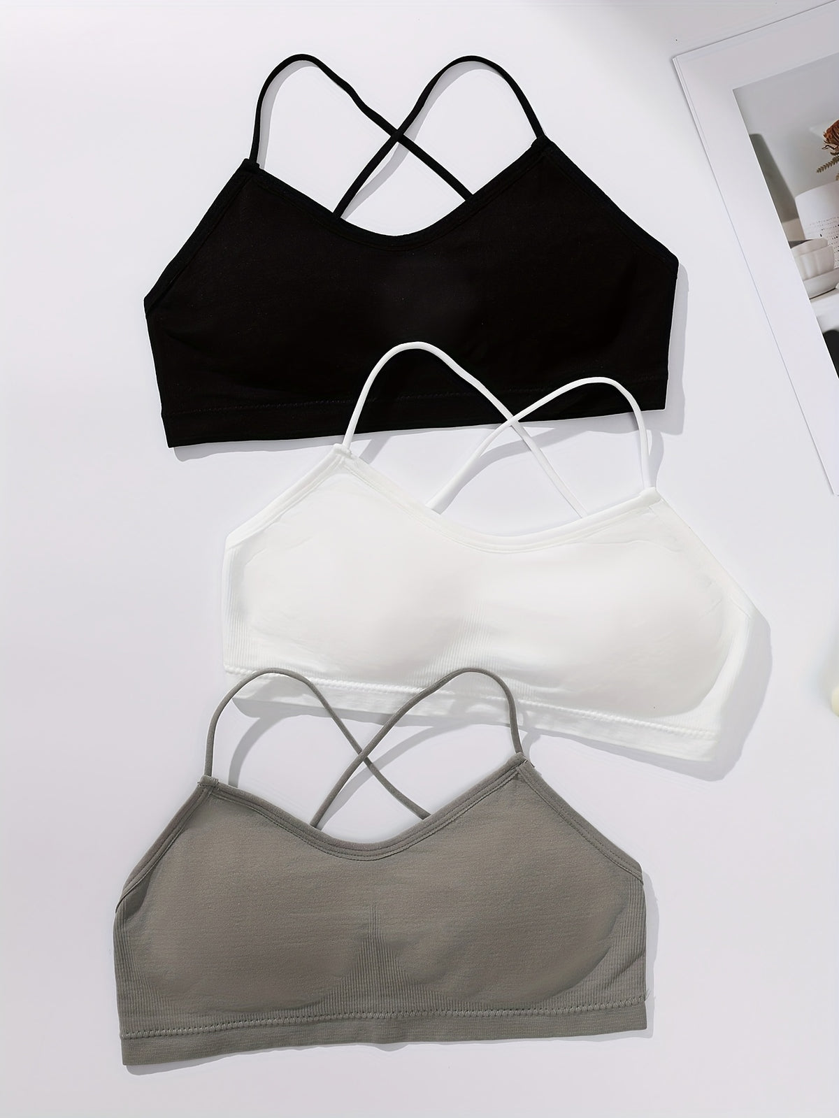 Conjunto de 3 sutiãs sem fio para mulher com um lindo encosto e alças finas.