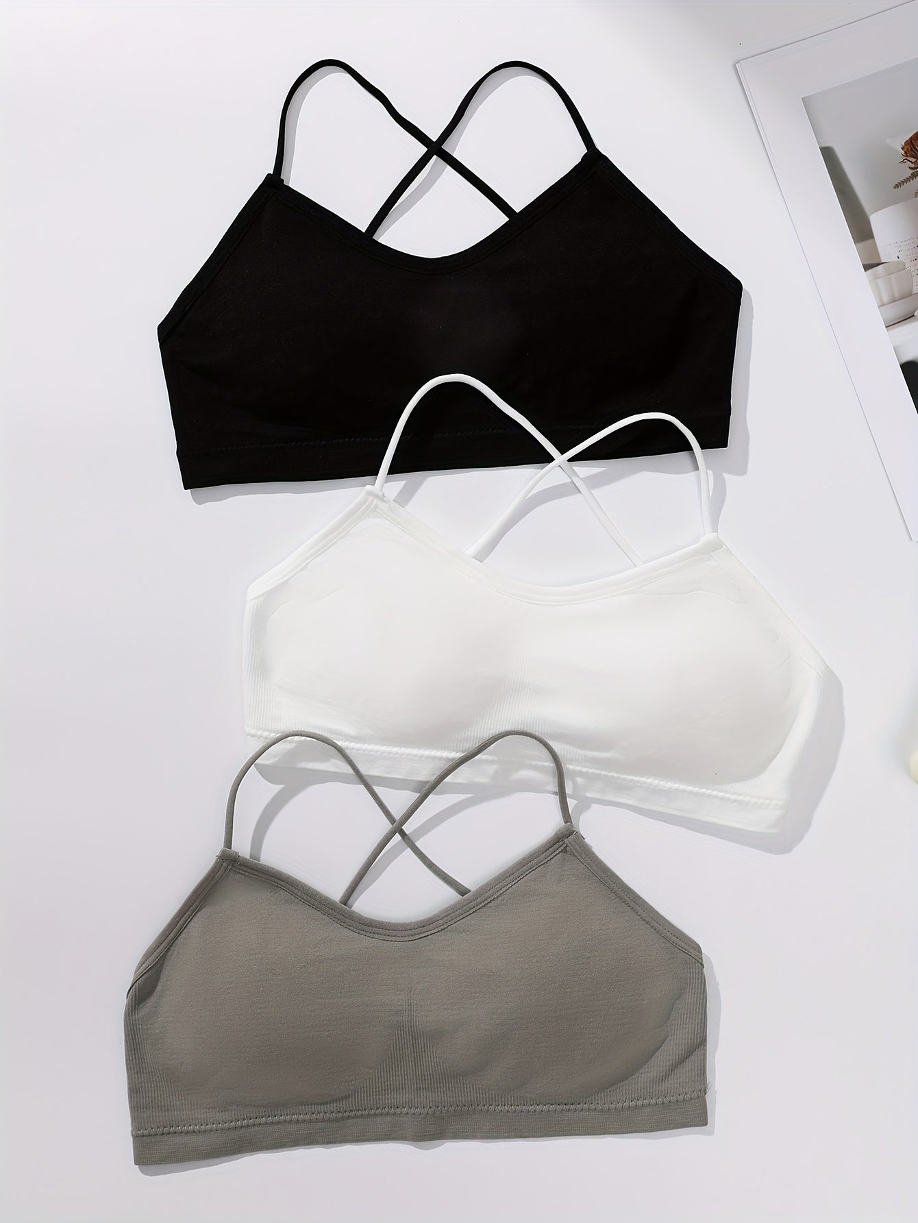 Conjunto de 3 sutiãs sem fio para mulher com um lindo encosto e alças finas.