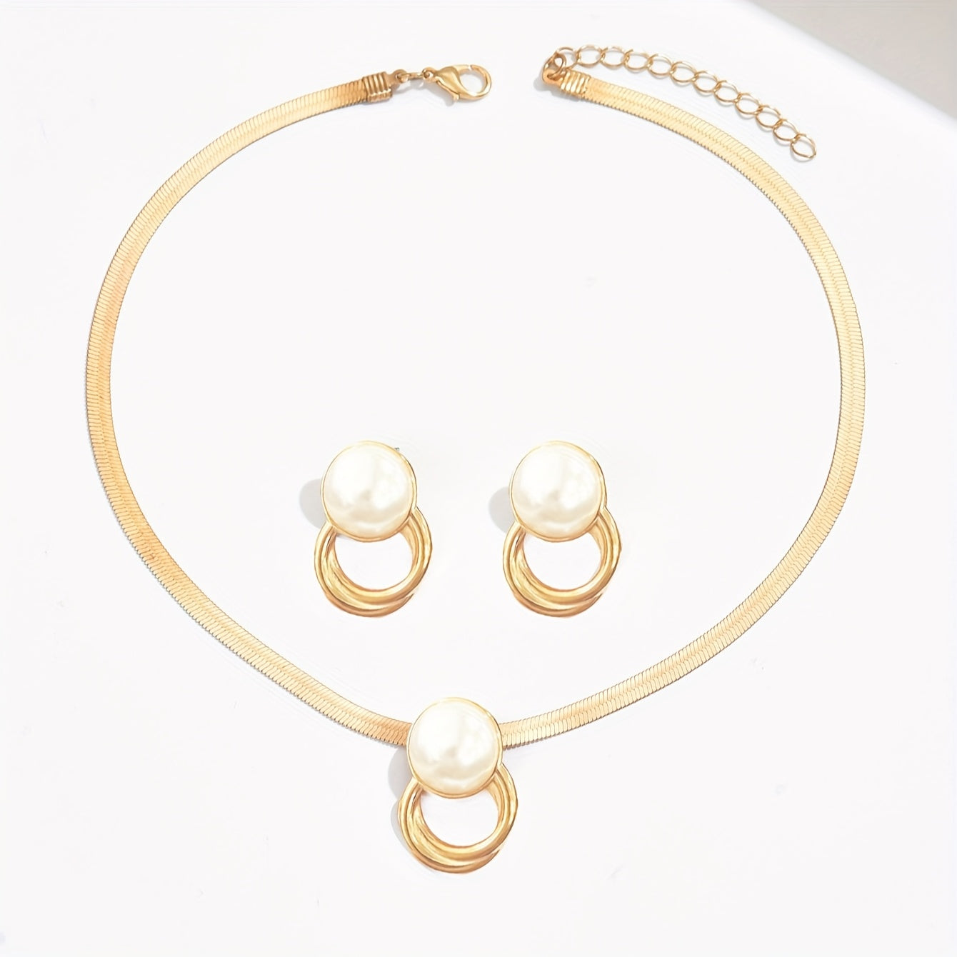 LXALRY Conjunto de Joias Femininas com Pérolas Imitação 3 Peças - Colar de Corrente Cobra Dourada e Brincos Argola com Pérola Branca Falsa, Pulseira Elegante com Pingente Estilo Colar Choker, Presente Versátil para Casamentos, Festas e Dia a Dia