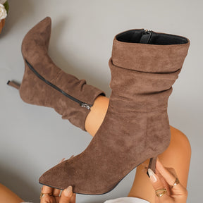 Um par de botas femininas de salto médio fino com bico afiado e capa delicada, elegantes e modernas. Design plissado versátil, perfeito para festas e banquetes, charmoso e chamativo