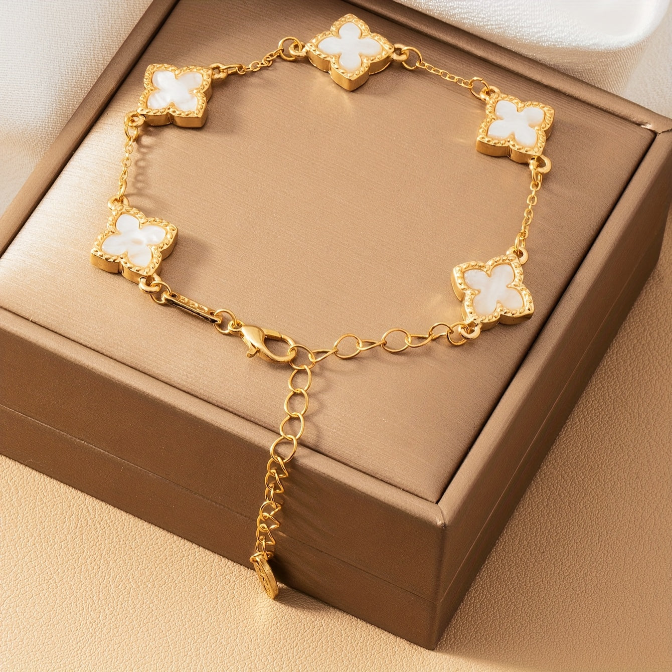 1pc Pulseira Feminina com Charme de Trevo da Sorte - Corrente Elegante Entrelaçada e Delicado, Com Medalhão em Forma Quadrifólio Dourando & Esmaltação Branca – Joia Sofisticata para Uso Diário no Aniversario do Namoro/Dias das Mães/Apreciao ao Professor ou Voltarem às Aulas. Confortável Duravel Estilosa Presente que Simboliza Boas Vibracoes Heranç Irlandesa Ideala Para Eventos Casuais Formalis