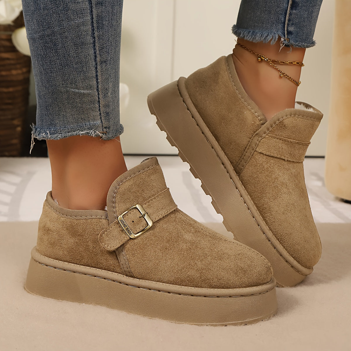 Botas de Tornozelo Termais para Mulheres com Sola Grossa - Marrom/Bege/Taupe Solido, Design Mocassim Estilo Plataforma, Sem Cadarço e Fechamento por Fivela, Bico Redondo & Arco Plantado - Botas Quentes Invernais Casual ou Social (Opções Multicoloridas) - Parte Superior em Tecido Uni e PU na Palmilha, Zíper Não Incluso, Base Robusta Em PU, Ótimas Para Clima Gelado E Camadas Minimalistas