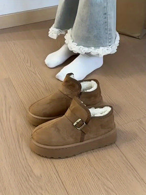 Botas de Tornozelo Termais para Mulheres com Sola Grossa - Marrom/Bege/Taupe Solido, Design Mocassim Estilo Plataforma, Sem Cadarço e Fechamento por Fivela, Bico Redondo & Arco Plantado - Botas Quentes Invernais Casual ou Social (Opções Multicoloridas) - Parte Superior em Tecido Uni e PU na Palmilha, Zíper Não Incluso, Base Robusta Em PU, Ótimas Para Clima Gelado E Camadas Minimalistas