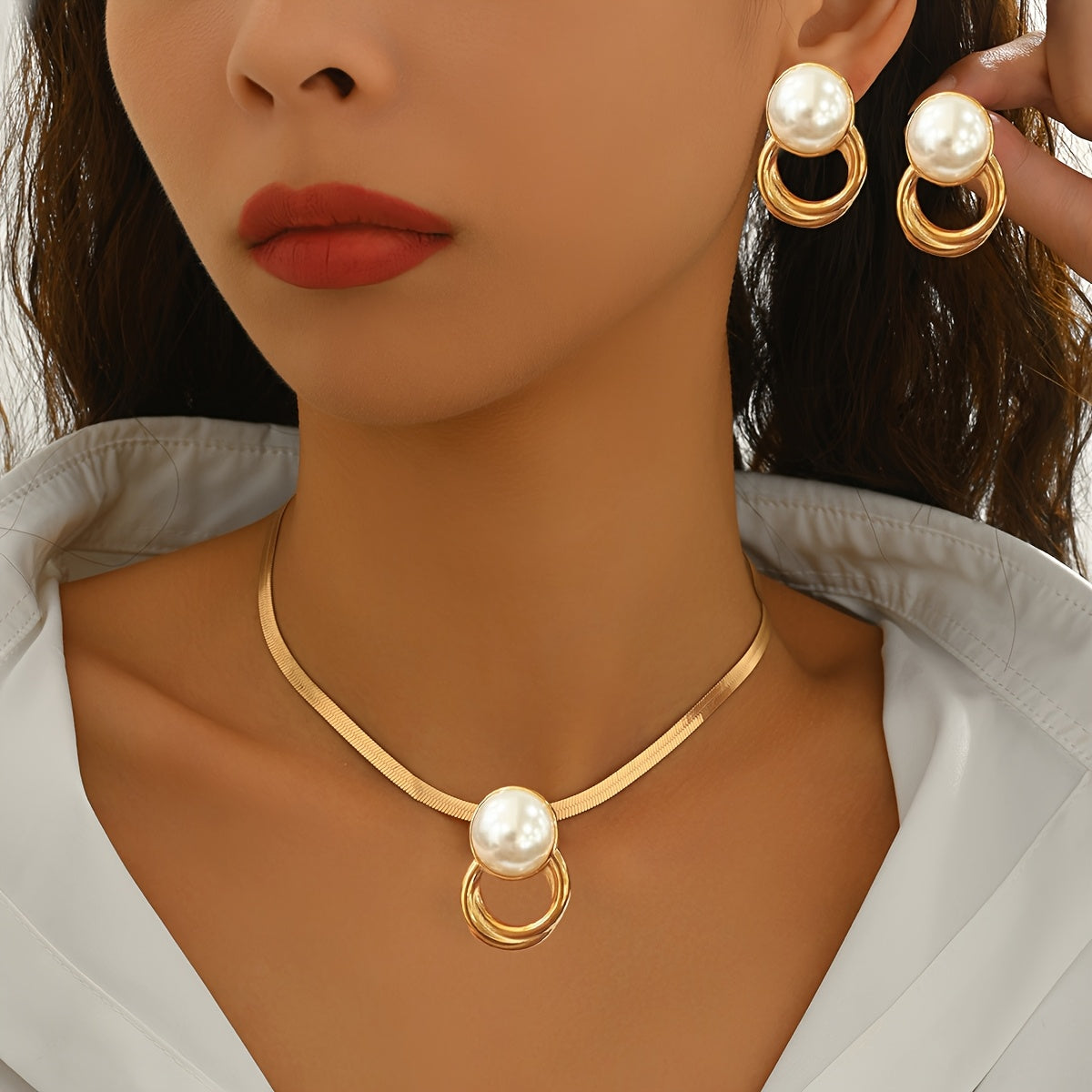 LXALRY Conjunto de Joias Femininas com Pérolas Imitação 3 Peças - Colar de Corrente Cobra Dourada e Brincos Argola com Pérola Branca Falsa, Pulseira Elegante com Pingente Estilo Colar Choker, Presente Versátil para Casamentos, Festas e Dia a Dia