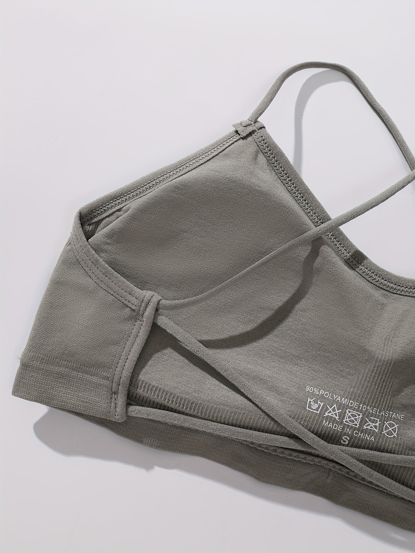 Conjunto de 3 sutiãs sem fio para mulher com um lindo encosto e alças finas.