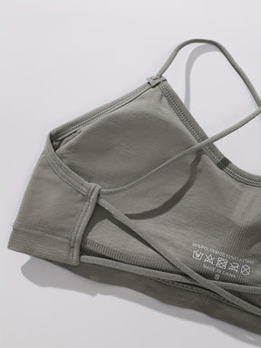 Conjunto de 3 sutiãs sem fio para mulher com um lindo encosto e alças finas.