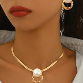 LXALRY Conjunto de Joias Femininas com Pérolas Imitação 3 Peças - Colar de Corrente Cobra Dourada e Brincos Argola com Pérola Branca Falsa, Pulseira Elegante com Pingente Estilo Colar Choker, Presente Versátil para Casamentos, Festas e Dia a Dia