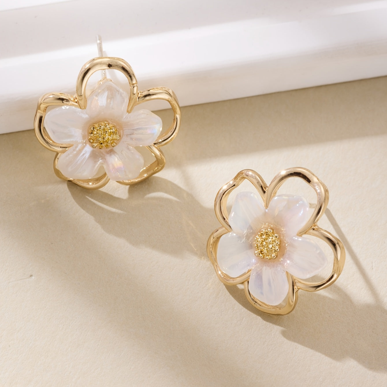 Um par de brincos de flor em concha, retro e doce