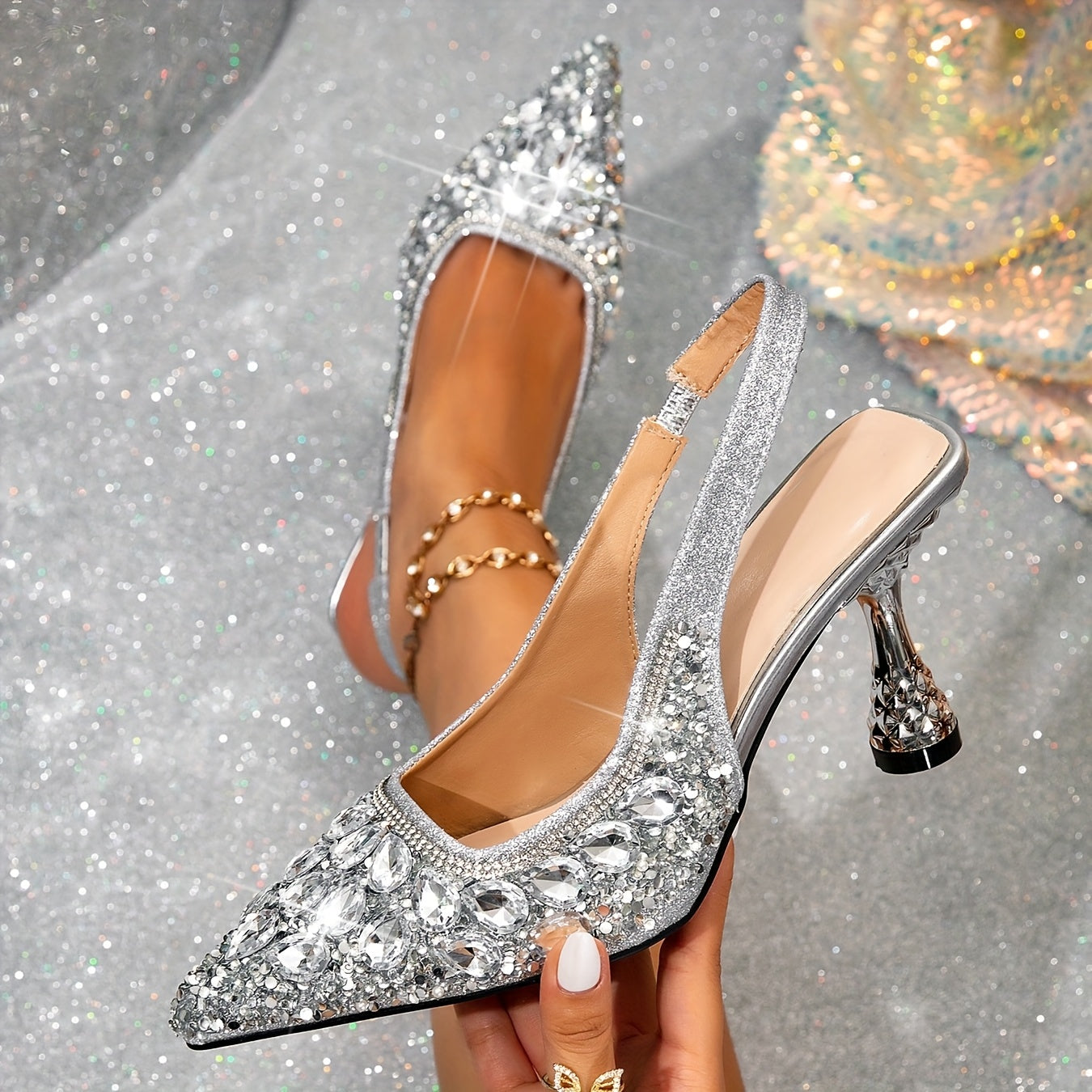 Saltos altos femininos da moda. Design de bico fino com diamantes, pérolas e lantejoulas. Perfeitos para encontros, festas, casamentos, formaturas e outras ocasiões formais. Ótimo presente pra ela! Ainda mais surpreendentes que a foto