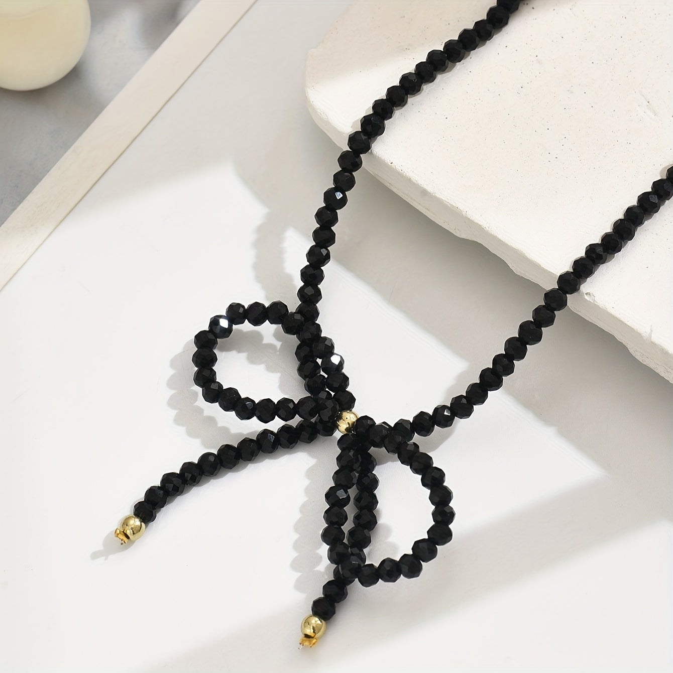 Colar Choker Charmoso com Laço e Miçangas, Ajustável em Tamanho e Contagem de Beads Variável