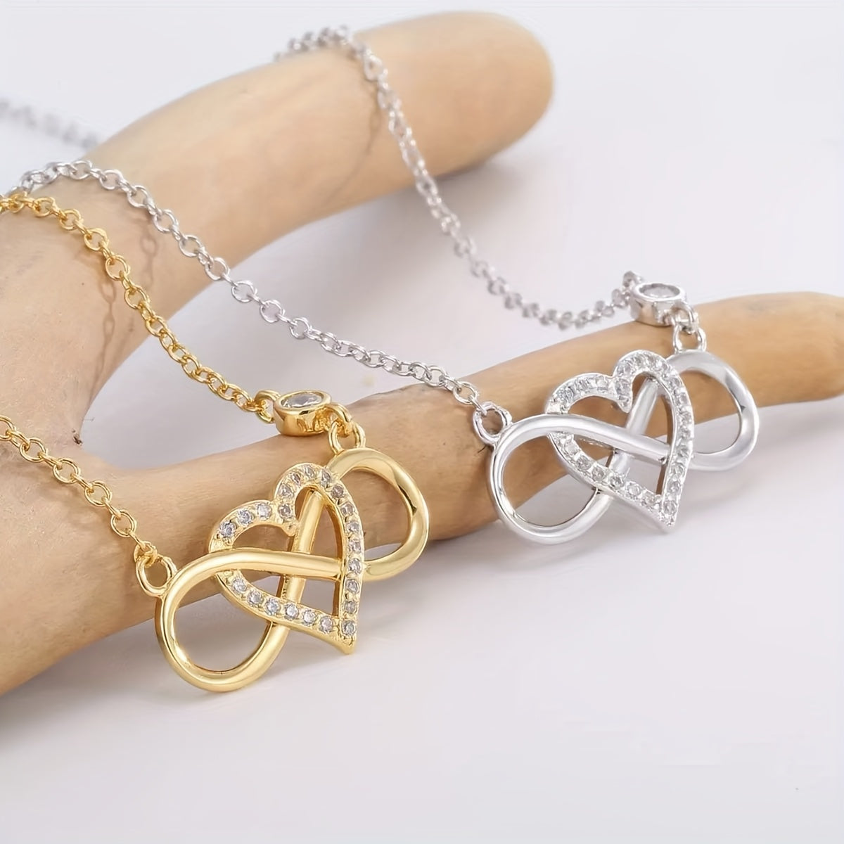 Bracelete Feminina Elegante com Pingente de Coração - Corrente Delicada com Detalhes em Strass, Presente para Dia dos Namorados, Aniversário ou Festa - Acessório Luxuoso e Charmoso para o Dia a Dia, Joia em Liga de Cobre