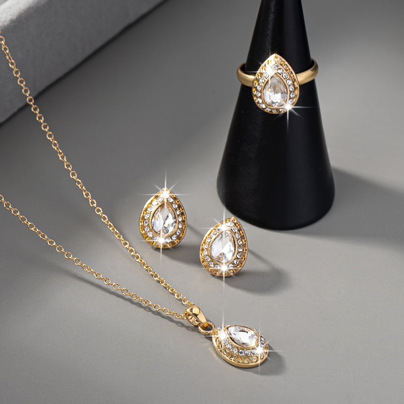 Um conjunto de acessórios de casamento com brincos de pérolas de pedras preciosas minimalistas, luxuosos e elegantes, um colar e um anel, adequados para mulheres em feriados, aniversários, encontros, bailes, banquetes, casamentos, festas, férias, compras e negócios.