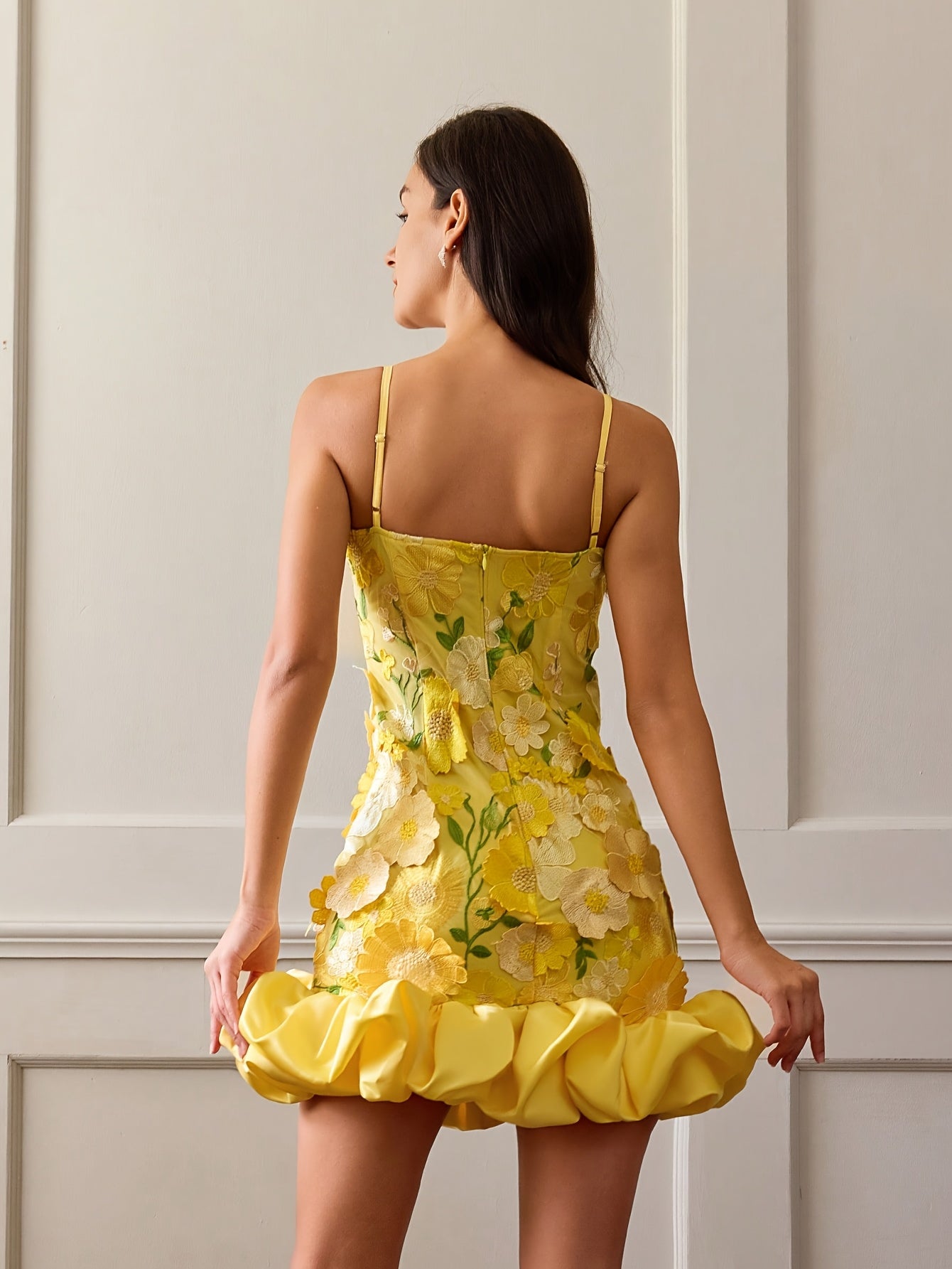 Vestido justo sem alças com bordado floral para a primavera/verão