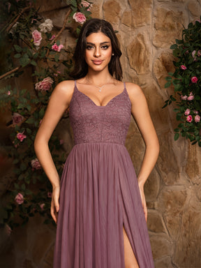Elegante Vestido de Festa Roxo Escuro Brilhante Sem Mangas com Decote em V e Racha Alta, Ideal para Encontros Românticos, Eventos de Moda, Bailes e Cerimónias de Formatura.