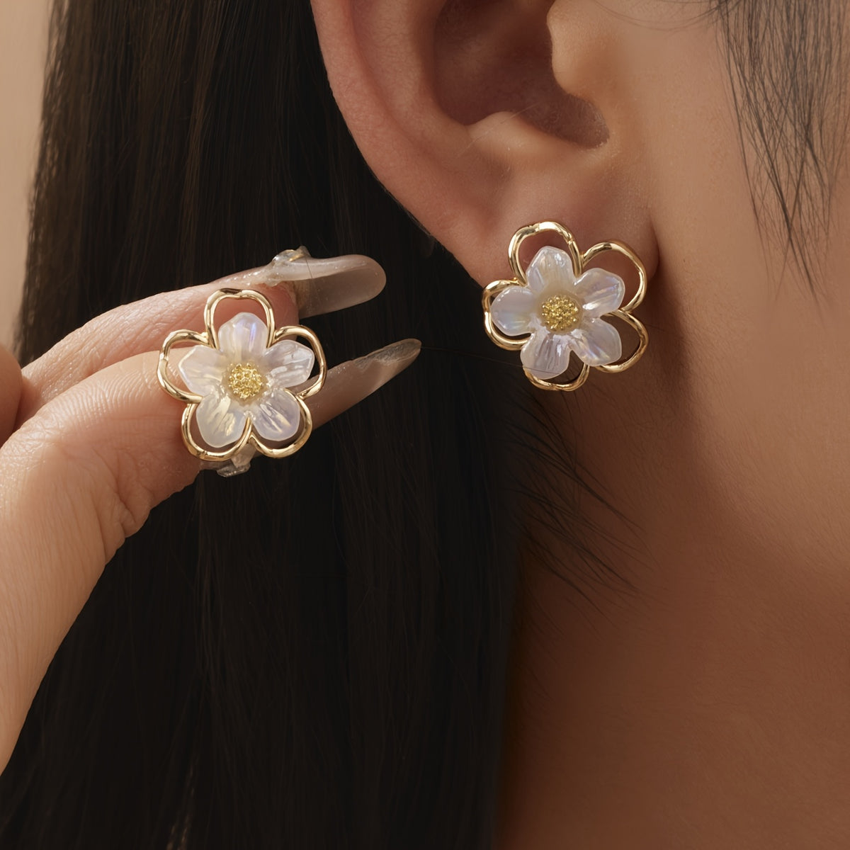 Um par de brincos de flor em concha, retro e doce