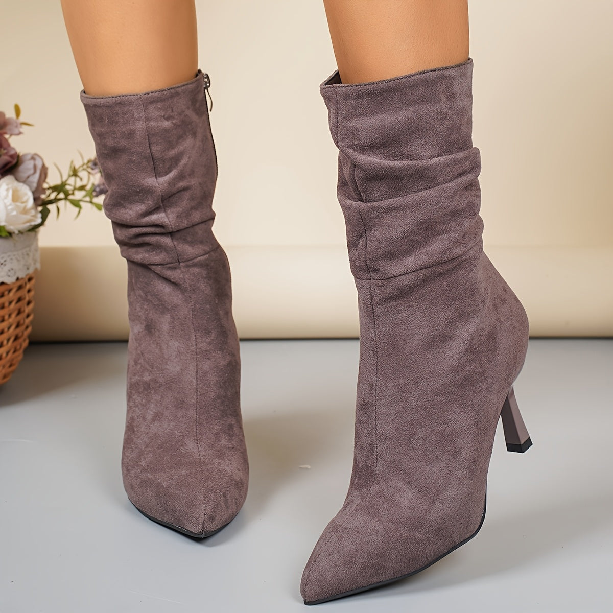 Um par de botas femininas de salto médio fino com bico afiado e capa delicada, elegantes e modernas. Design plissado versátil, perfeito para festas e banquetes, charmoso e chamativo