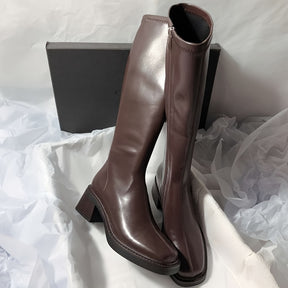 Botas de Cano Alto com Salto Médio e Grossas para Mulher - Cobertura Castanha Sintética com Fecho Lateral, Biqueira Redonda e Sola de Borracha, Forro, Perfeitas para Outono/Inverno, Versáteis para Uso Casual e Formal, botas mulher, botas cano alto, botas cano alto mulher, botas mulher outono, botas mulher elegantes, botas pretas