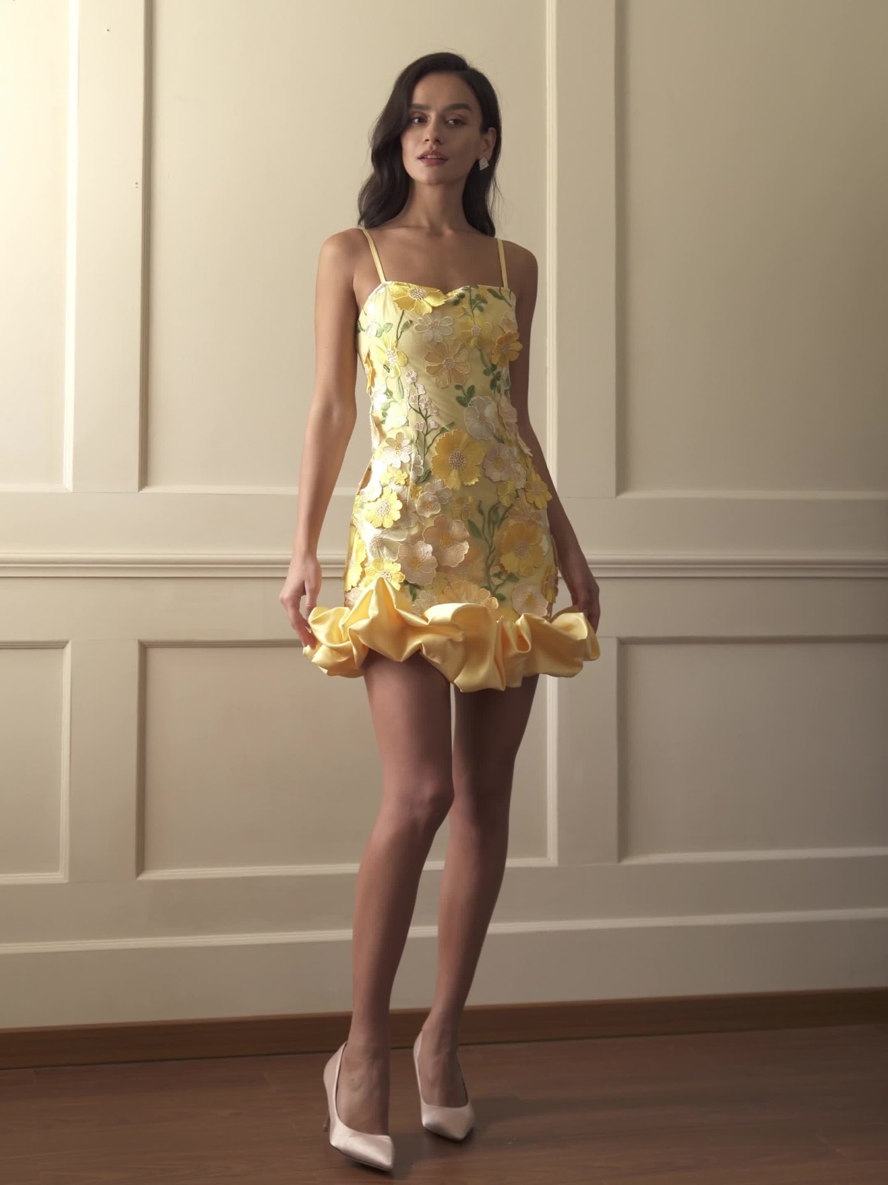 Vestido justo sem alças com bordado floral para a primavera/verão