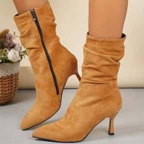 Um par de botas femininas de salto médio fino com bico afiado e capa delicada, elegantes e modernas. Design plissado versátil, perfeito para festas e banquetes, charmoso e chamativo