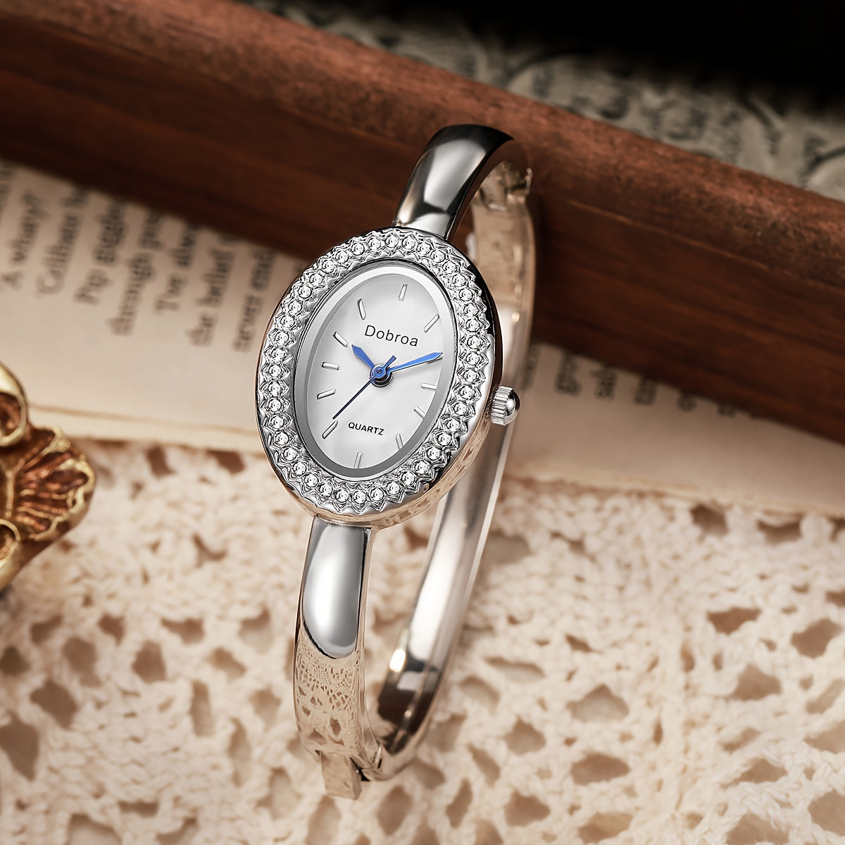 Novo Relógio Feminino, Dourado Rosé, Design de Luxo Leve e Exclusivo, Pulseira Oval com Numerais Romanos